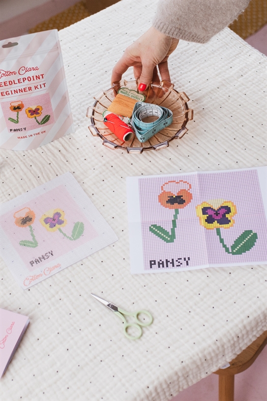Pansy Needlepoint Beginner Kit fra Cotton Clara